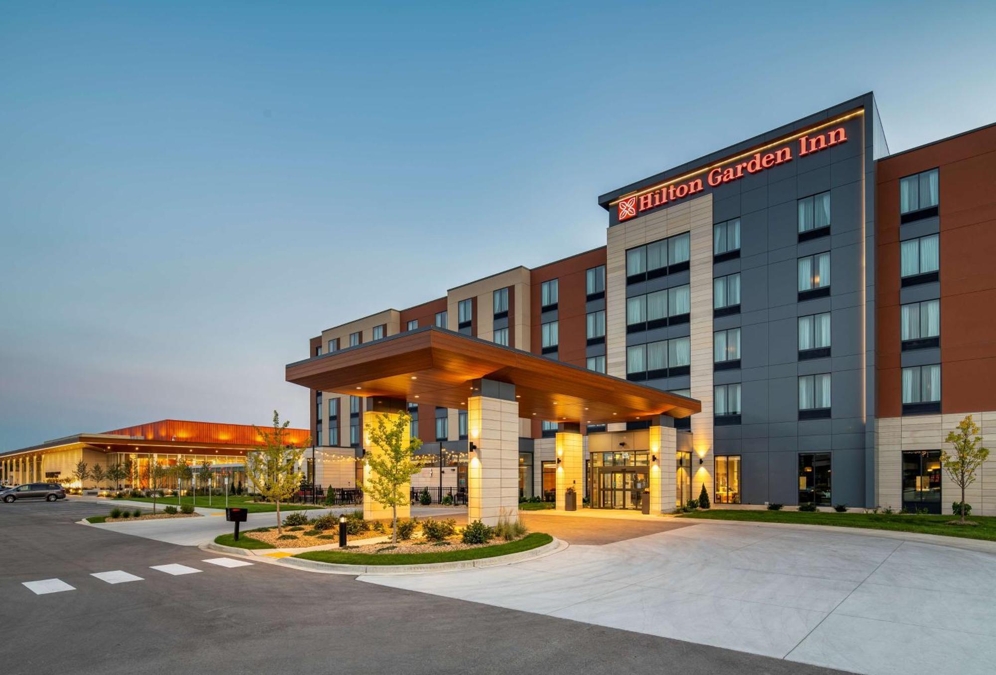 Hilton Garden Inn Milwaukee Brookfield Conference Center Exterior photo